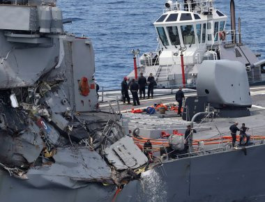 Ιαπωνία: Τσακισμένο το αντιτορπιλικό USS Fitzgerald μετά τη σύγκρουση (φωτό)